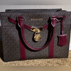 Never used! Large Michael Kors purse, with crossbody strap!